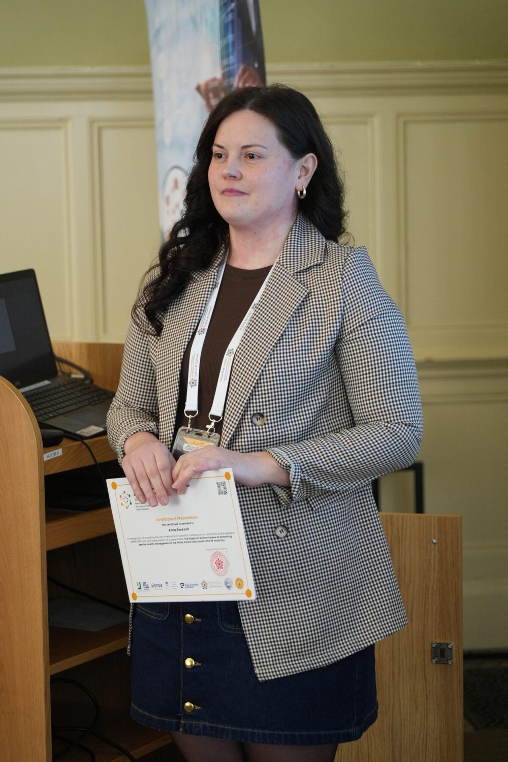 Účastníčky konferencie pred Examination Schools v Oxforde