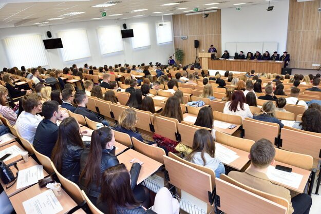 Fakulta manažmentu ekonomiky a obchodu PU v Prešove Fakulta disponuje modernými výučbovými priestormi a najväčšou aulou v rámci Prešovskej univerzity.